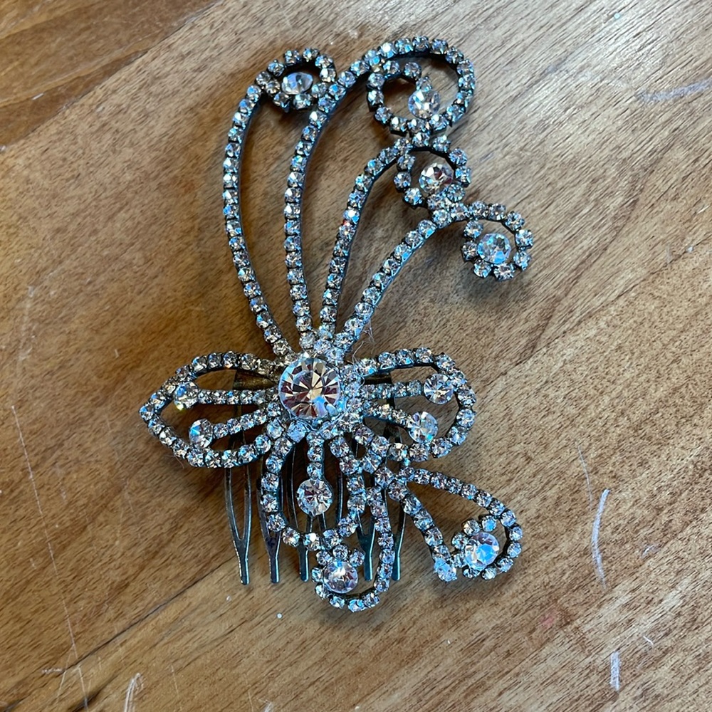 Vintage Rhinestone Hair Clip. About 4 Inches Long. This Is Really Beautiful!